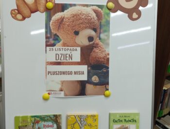 PLUSZOWY MIŚ W BIBLIOTECE