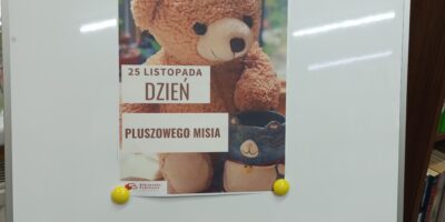 PLUSZOWY MIŚ W BIBLIOTECE