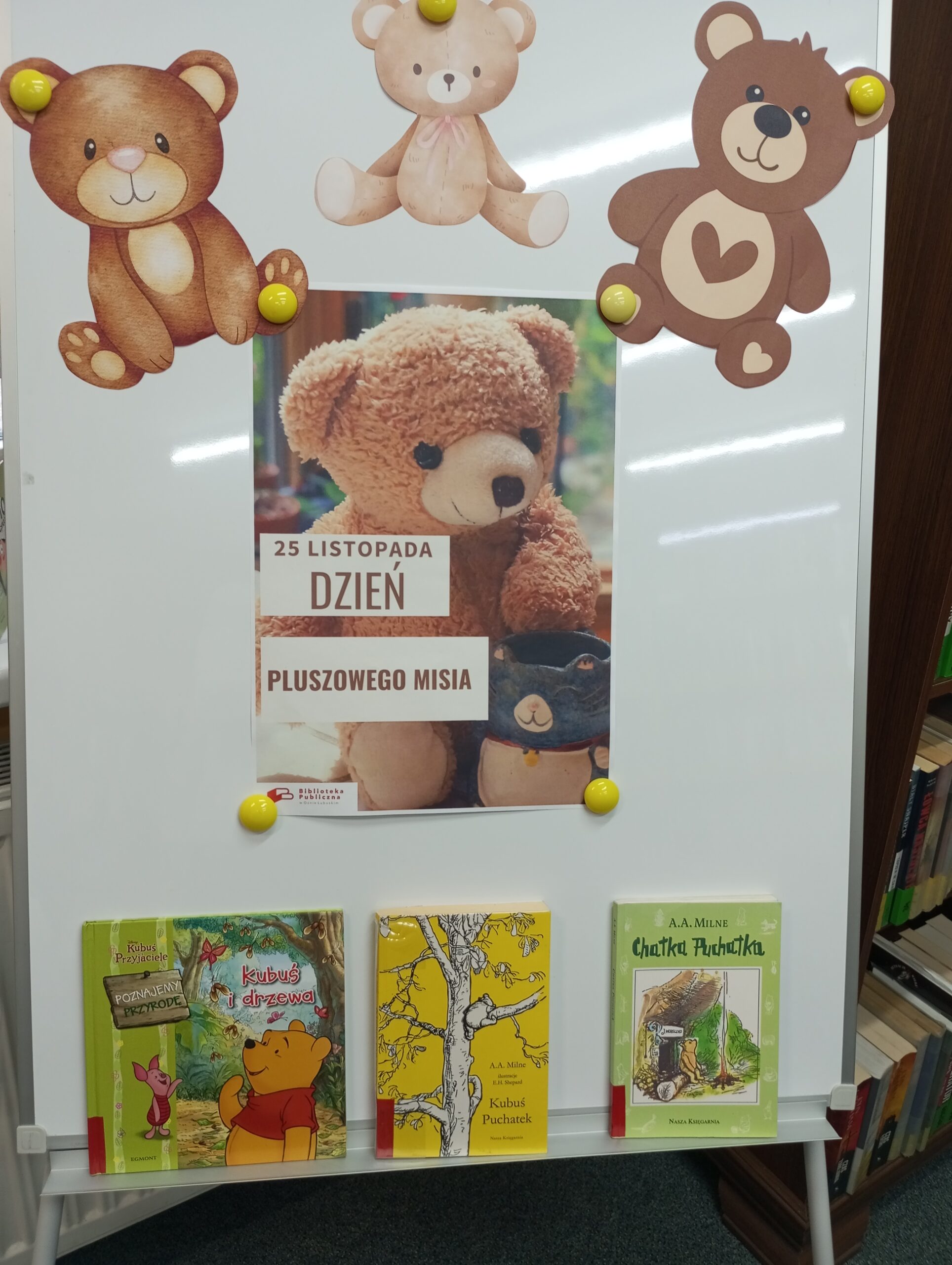 PLUSZOWY MIŚ W BIBLIOTECE