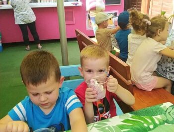 WYJŚCIE KRASNALI NA LODY