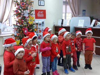 MOTYLKI W BS UBIERAJĄ CHOINKĘ