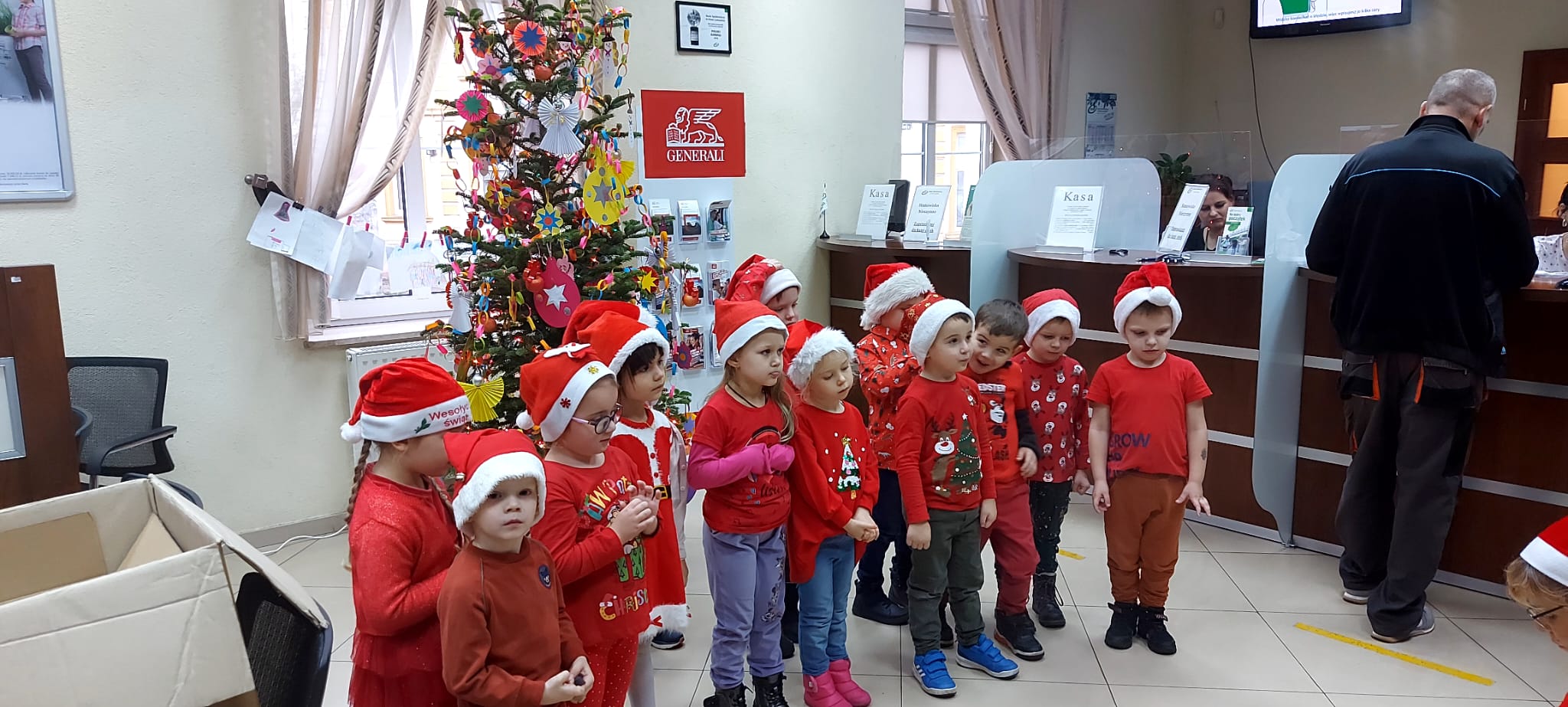 MOTYLKI W BS UBIERAJĄ CHOINKĘ