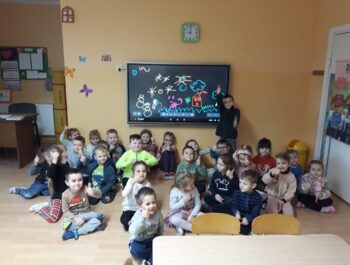 ZABAWY Z TABLICĄ INTERAKTYWNĄ