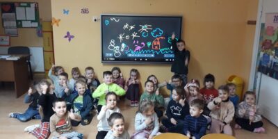 ZABAWY Z TABLICĄ INTERAKTYWNĄ