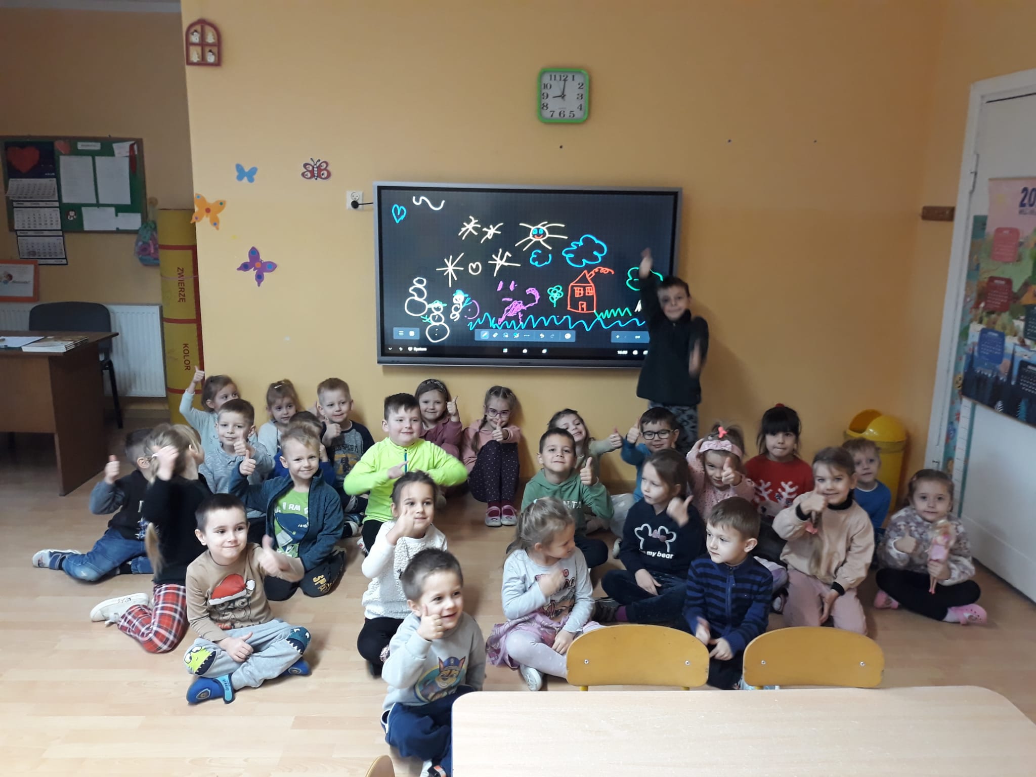 ZABAWY Z TABLICĄ INTERAKTYWNĄ