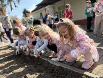 Biedronki dbają o przeszklony skwer kwiatowy. 🐞