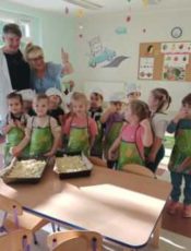 MISIE PIEKĄ PLACEK Z JABŁKAMI