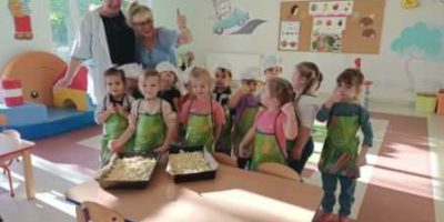 MISIE PIEKĄ PLACEK Z JABŁKAMI