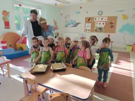 MISIE PIEKĄ PLACEK Z JABŁKAMI